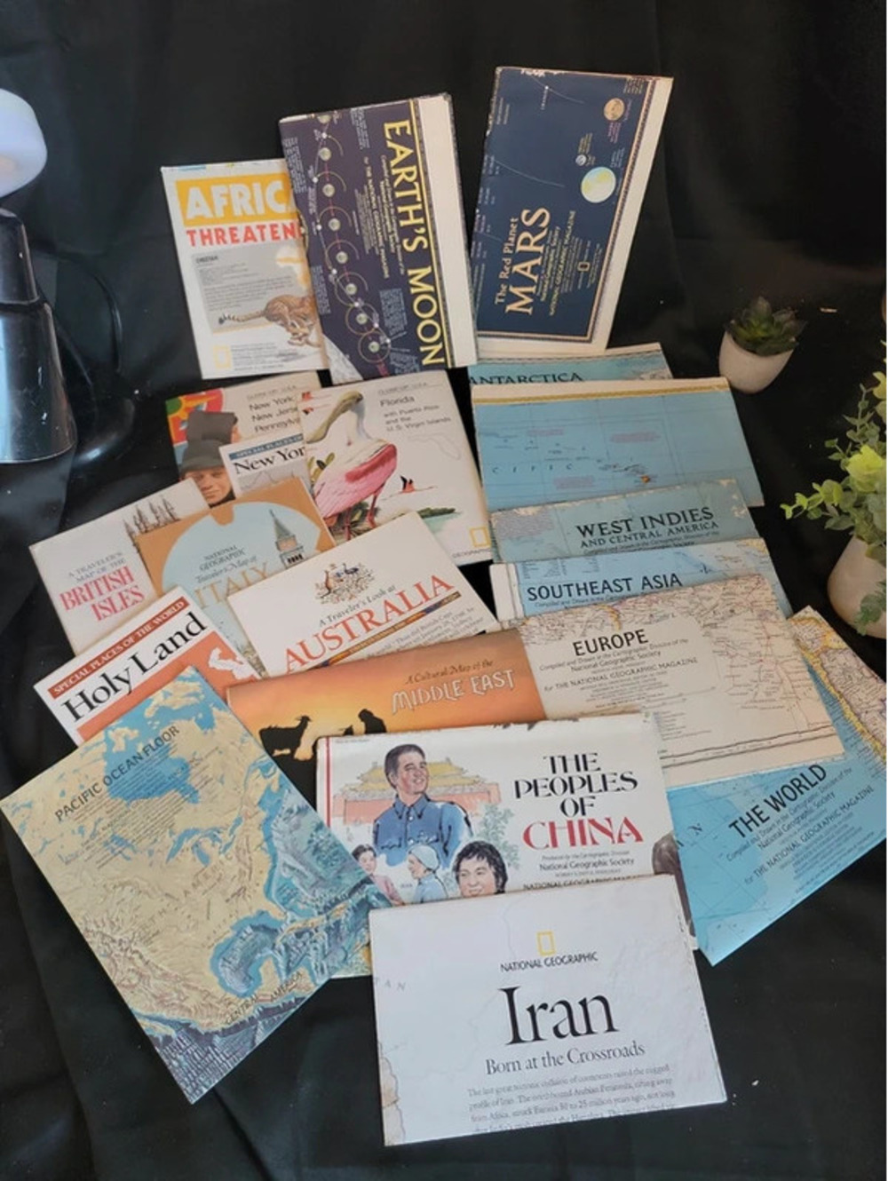 Lot of 20 assorted National Geographic Maps